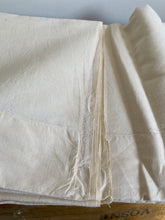 Load image into Gallery viewer, Vintage linen and cotton blend « Métis fleur bleu » sheet