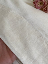 Load image into Gallery viewer, Vintage linen and cotton blend « Métis fleur bleu » sheet