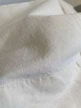 Load image into Gallery viewer, Vintage linen and cotton blend « Métis fleur bleu » sheet