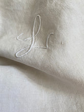 Load image into Gallery viewer, Antique Linen sheet monogram "L" 210x270cm
