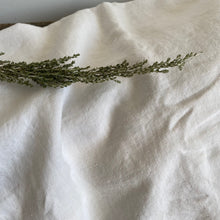 Load image into Gallery viewer, Antique Linen sheet monogram "L" 210x270cm