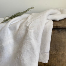 Load image into Gallery viewer, Antique Linen sheet monogram "L" 210x270cm