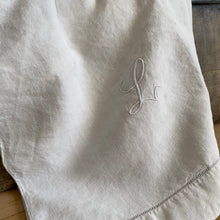 Load image into Gallery viewer, Antique Linen sheet monogram "L" 210x270cm