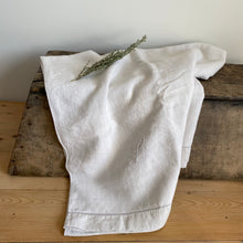 Load image into Gallery viewer, Antique Linen sheet monogram "L" 210x270cm