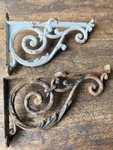 Load image into Gallery viewer, Vintage French medium cast iron shelf brackets