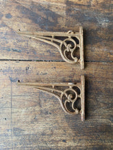 Load image into Gallery viewer, Vintage French small cast iron shelf brackets