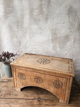 Load image into Gallery viewer, Antique shoe polishing chest