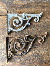 Load image into Gallery viewer, Vintage French medium cast iron shelf brackets