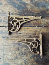 Load image into Gallery viewer, Vintage French small cast iron shelf brackets