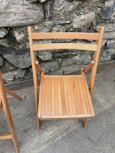 Load image into Gallery viewer, Pair of vintage slatted folding chairs