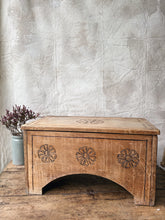 Load image into Gallery viewer, Antique shoe polishing chest