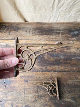 Load image into Gallery viewer, Vintage French small cast iron shelf brackets