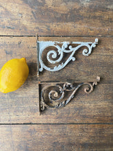 Load image into Gallery viewer, Vintage French medium cast iron shelf brackets