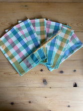 Load image into Gallery viewer, Set of 5 vintage cotton napkins
